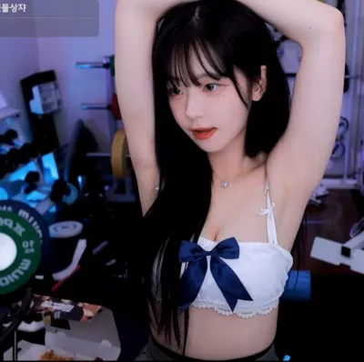 겨드랑이 제모받은거 보여주는 청순한 흰 브라 쵸단