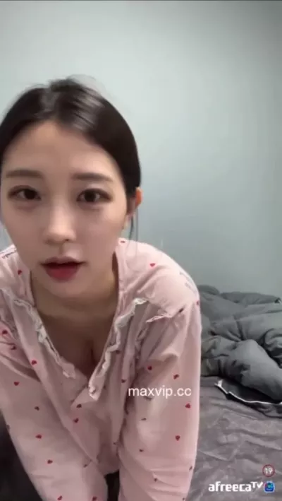 고양이 리액션 중 가슴봤다고 역정내는 이쁜년