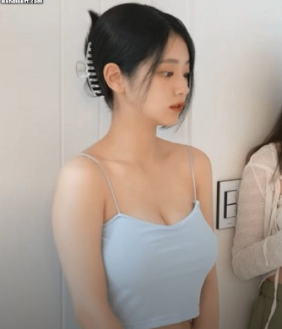 하늘색 끈나시 은근히 묵직한 가슴골 쵸단