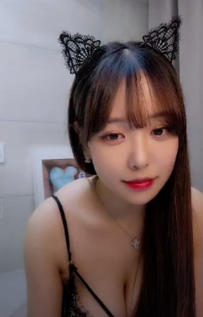 bjㅎ콩 가슴 크네 가슴골 자랑 짧은 치마