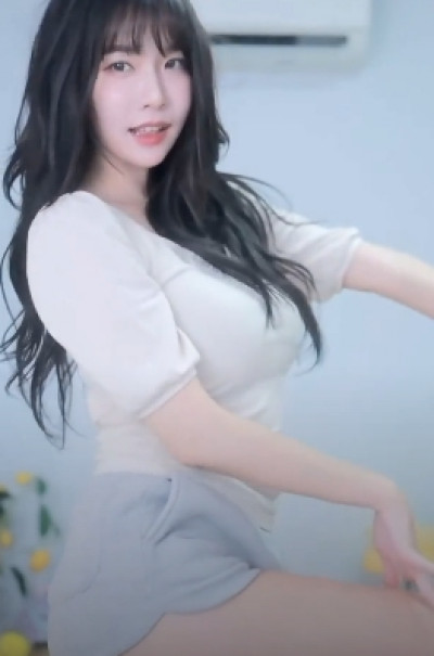회색 돌핀 입고 춤추는 둔신 이아린 허벅지 + 엉밑살 ㄷㄷ