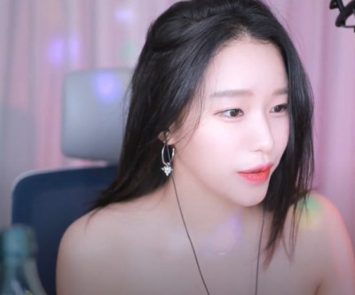 옷이 흘러내리는 글래머 여캠 ㅁ래 패드 노출