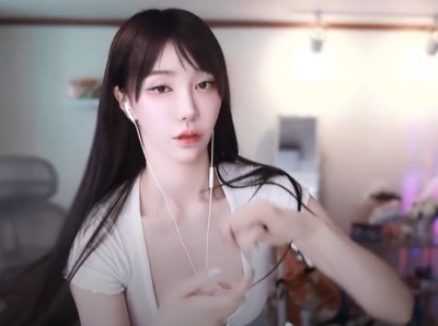V넥 흰티 앞으로 숙여서 머리끈 묶는 겨우디 레이스브라 가슴골