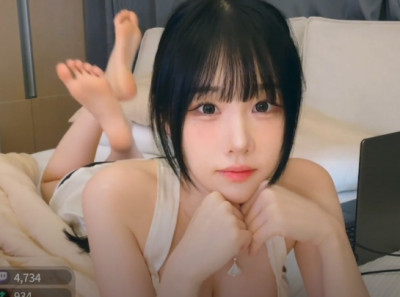 가운데가 뚫린 흰 슬립 입고 침대에 엎드린 알가슴골 한갱