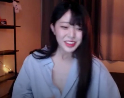 갓리타 하얀셔츠